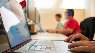 Equipamentos de ponta, nosso time trabalha com MAC books e monitores de alta resolução